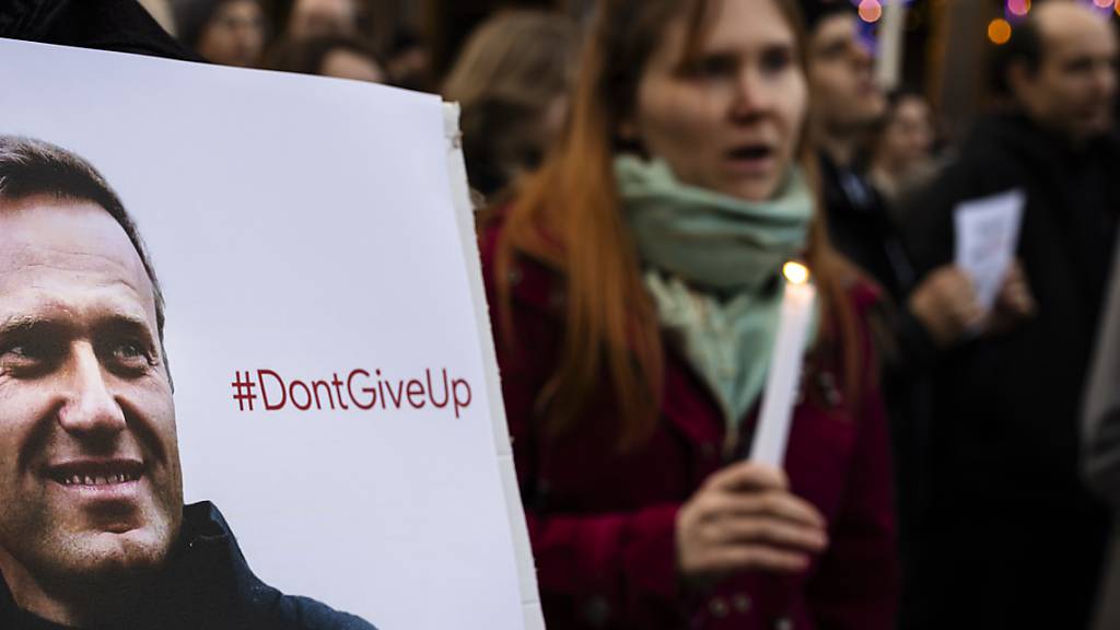 Gegen 300 Personen haben sich am Freitagabend nach dem Tod des russischen Oppositionspolitikers Alexej Nawalny in Zürich zu einer spontanen Kundgebung versammelt.