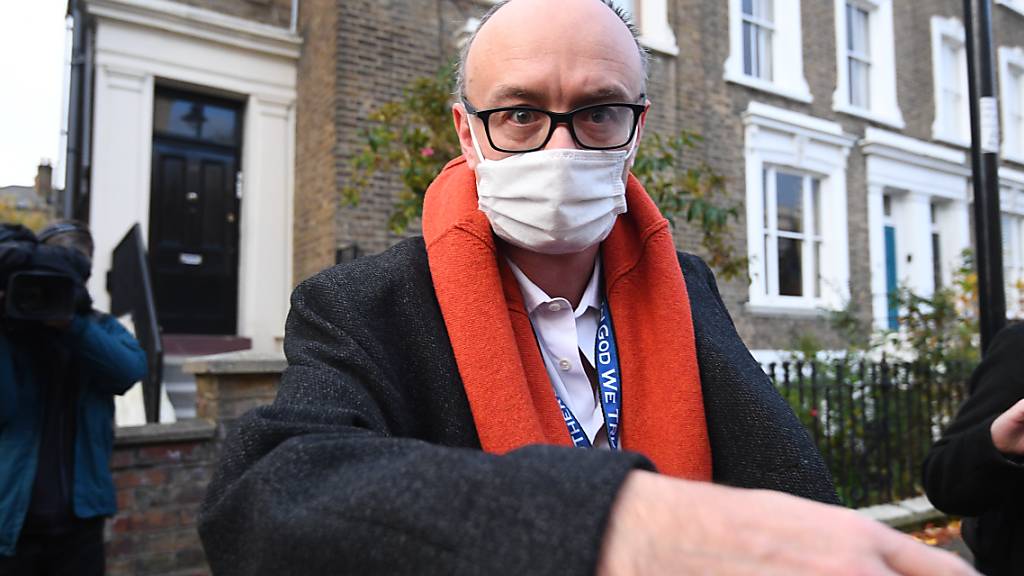 Dominic Cummings, Berater des britischen Premierministers Johnson, verlässt sein Haus in London. Cummings wird sein Amt nach Medienberichten noch dieses Jahr niederlegen. Foto: Victoria Jones/PA Wire/dpa