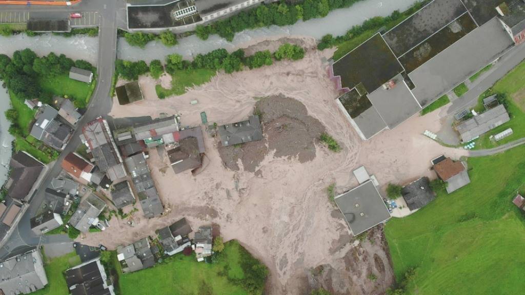 Das von Erdrutschen zerstörte Gebiet in Schwanden GL wird per Notbrücke erschlossen. Die dafür ursprünglich geplante Strassensperrung ins Glarner Sernftal konnte nun jedoch umgangen werden. (Archivbild)