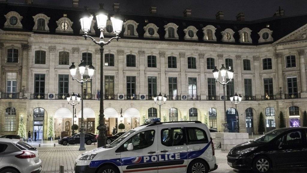 Polizeiauto vor dem Luxushotel Ritz am Vendôme-Platz in Paris nach dem Überfall.