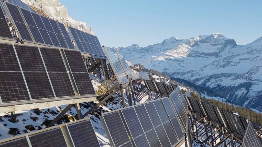 Die alpine Solaranlage über dem Schächental soll knapp die Hälfte der Leistung im Winter erbringen.
