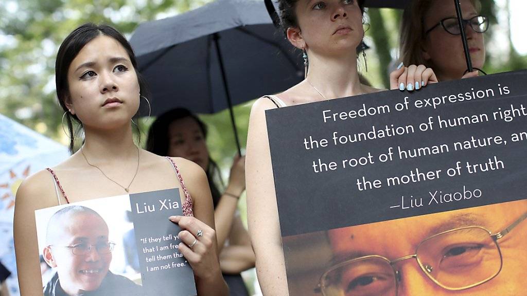 Weltweit - wie etwa vor der ständigen Vertretung Chinas bei den Vereinten Nationen in New York - gedenken Menschen der Lebensleistung des verstorbenen chinesischen Friedensnobelpreisträgers Liu Xiaobo und protestieren gleichzeitig gegen das Regime in Peking.