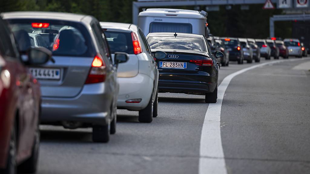 Autos stauen sich auf zehn Kilometern vor dem Gotthard-Südportal