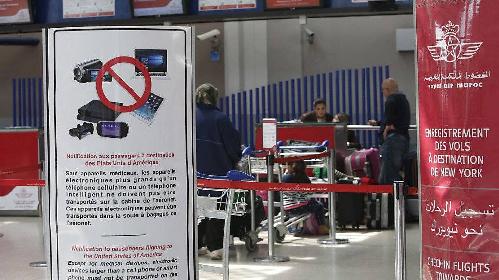 Ein Schild am Flughafen von Casablanca in Marokko verweist auf das Laptop-Verbot im Handgepäck auf Flügen in die USA. Einige Airlines verleihen Passagieren wegen dem Verbot nun Laptops während der Flüge. (Archiv)