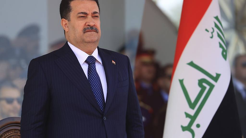 ARCHIV - Mohammed Shia al-Sudani, Premierminister von Irak, nimmt an einer Zeremonie anlässlich des Tages der Polizei teil. Die Arabische Liga wird sich am Sonntag auf irakisches Ersuchen zu «israelischen Drohungen gegen den Irak» beraten. Foto: Murtadha Al-Sudani/AP/dpa
