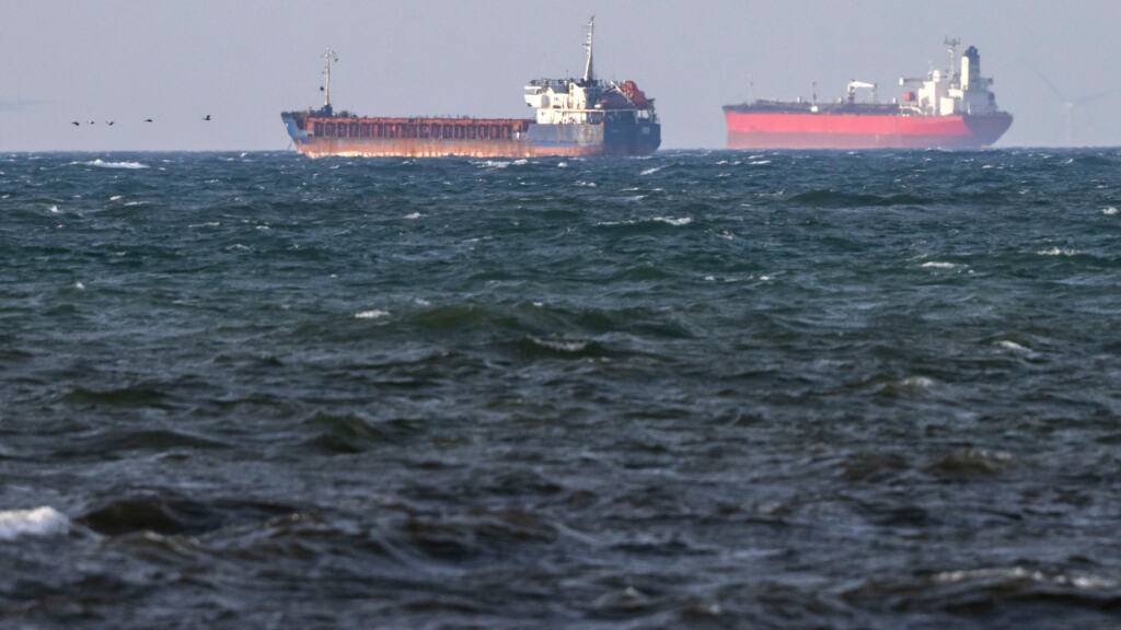 Die geenterten Schiffe «Caffa» (l) und «Sea Owl I» ankern nebeneinander vor der Küste Schwedens. Foto: Johan Nilsson/TT News Agency via AP/dpa - ACHTUNG: Nur zur redaktionellen Verwendung und nur mit vollständiger Nennung des vorstehenden Credits