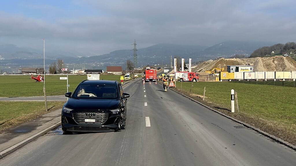 Frau wird bei Unfall in Reichenburg SZ in Auto eingeklemmt