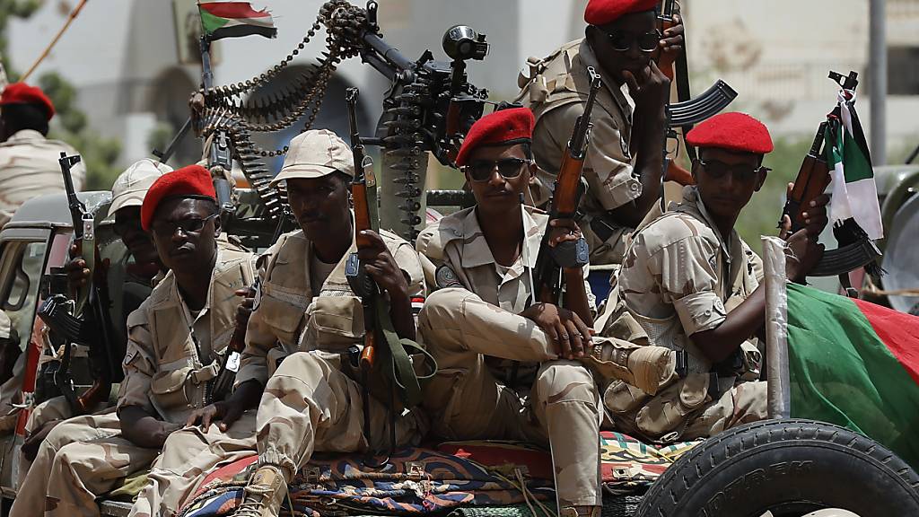 ARCHIV - Soldaten der paramilitärischen Rapid Support Forces, die von General Hamdan Dagalo, dem stellvertretenden Chefs des militärischen Übergangsrates im Sudan, geführt werden, sichern eine Kundgebung, an der der General teilnimmt. Foto: Hussein Malla/AP/dpa