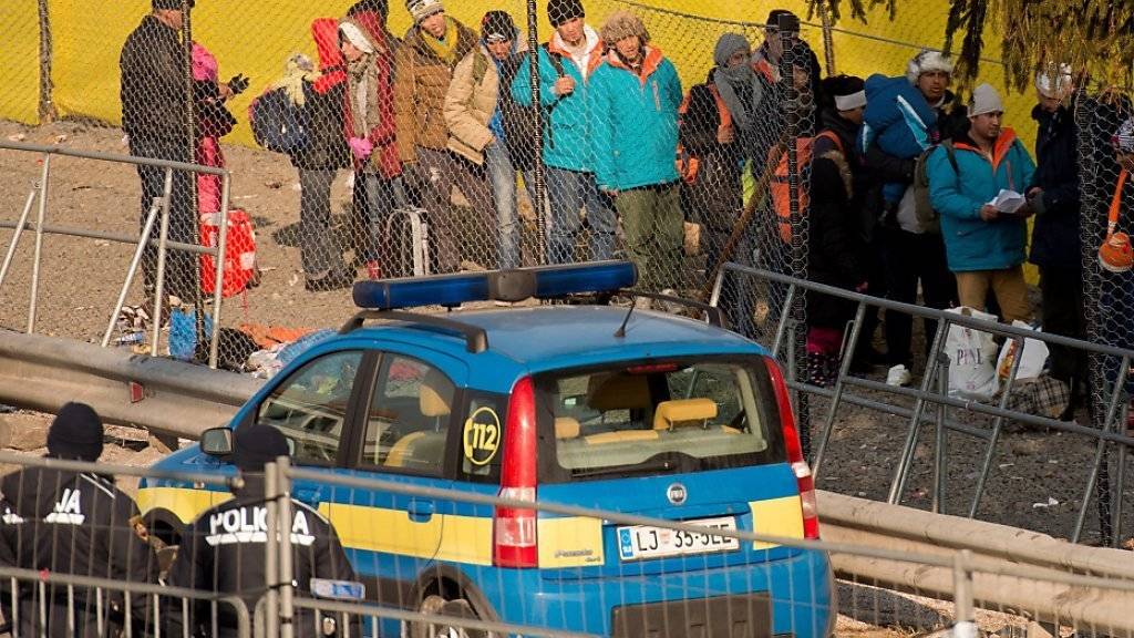 Slowenien reagiert auf den Schritt Österreichs: Beide Länder wollen die Zahl der einreisenden Flüchtlinge begrenzen.