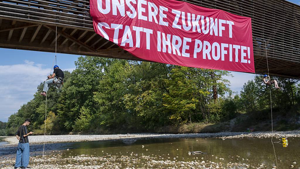 Die Juso Schweiz präsentiert in der nicht ganz ausgetrockneten Emme die «Initiative für eine Zukunft». (Aufnahme vom 17. August 2022 in Burgdorf)
