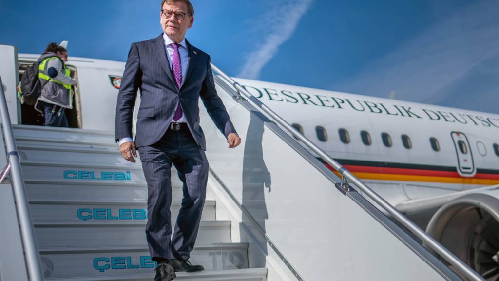ARCHIV - Johann Wadephul (CDU), Außenminister, steigt zu seinem Türkei Besuch aus einem Flugzeug der Flugbereitschaft. Foto: Michael Kappeler/dpa