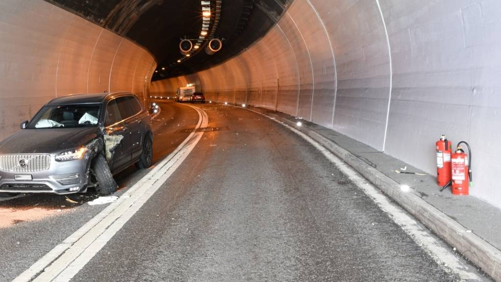 Bei einer Streifkollision im Bärenburgtunnel bei Andeer GR wurden am Freitagnachmittag drei Personen leicht verletzt.