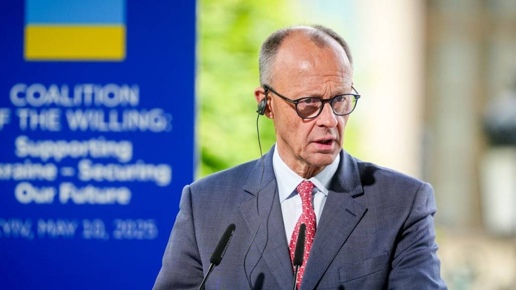 ARCHIV - Bundeskanzler Friedrich Merz (CDU) gibt im Garten des Marienpalastes eine Pressekonferenz im Rahmen des Treffens der Koalition der Willigen in Kiew. Foto: Kay Nietfeld/dpa