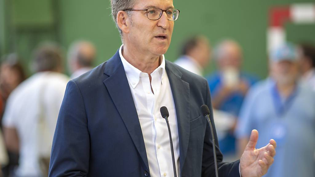 Alberto Nunez Feijo, Vorsitzender der Partei PP und Kandidat für das Amt des Regierungspräsidenten von Spanien, spricht, nachdem er seine Stimme abgegeben hat. Foto: Luis Soto/SOPA Images via ZUMA Press Wire/dpa