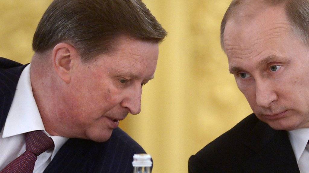 Iwanow (l.) galt als möglicher Nachfolger Putins. Nun räumt der Präsidialamtschef seinen Posten - auf eigenen Wunsch hin, sagt Putin.