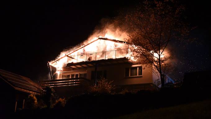 Dachstockbrand zerstört Mehrfamilienhaus – Bewohner bleiben unverletzt