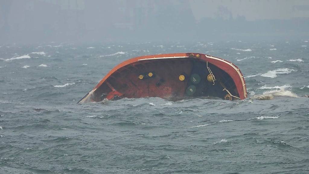 HANDOUT - Dieses von der philippinischen Küstenwache über AP veröffentlichte Foto zeigt, wie der unter philippinischer Flagge fahrende Tanker Terra Nova sinkt. Drei Wochen nach dem Tankerunglück hat das Abpumpen der etwa 1,4 Millionen Liter Öl im Wrack begonnen. Foto: Uncredited/Philippine Coast Guard/AP/dpa