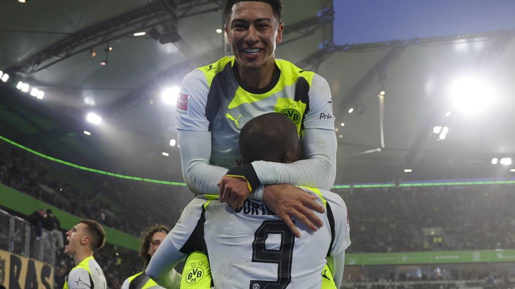 Jobe Bellingham freut sich mit Torschütze Serhou Guirassy über den späten Siegtreffer