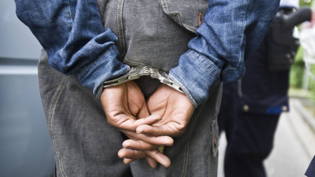 Nach dem Streit zwischen zwei Eritreern im Zürcher Kreis 10 mit einem Schwerverletzten wurde der mutmassliche Täter noch an Ort festgenommen. (Archivbild)