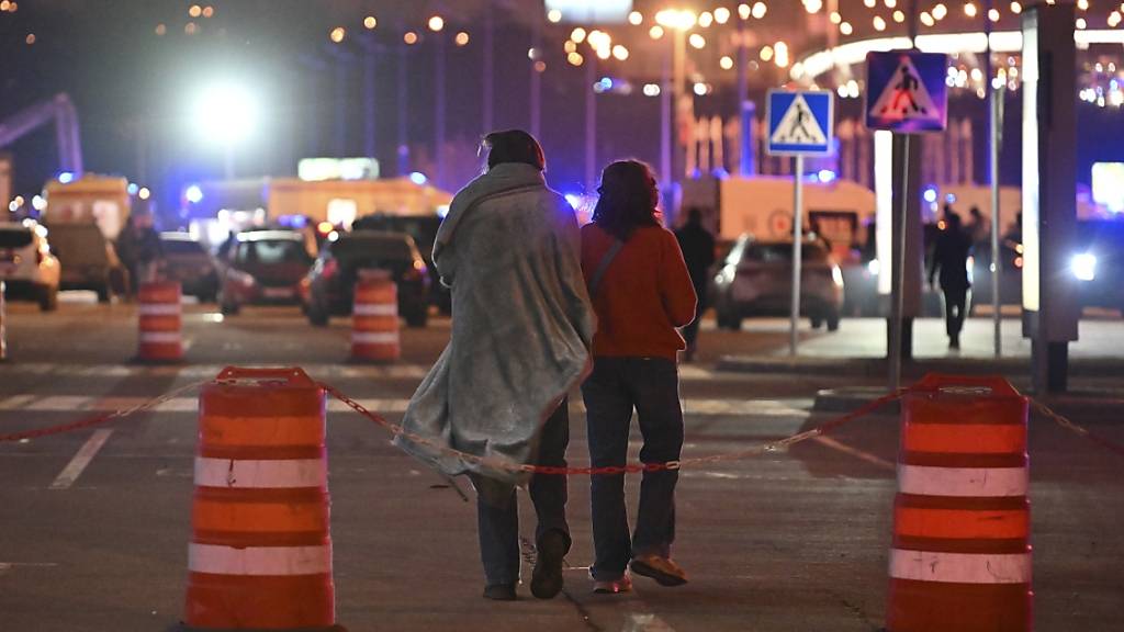 Ein Paar geht in der Nähe des Crocus City Hall am westlichen Rand von Moskau. Foto: Dmitry Serebryakov/AP/dpa