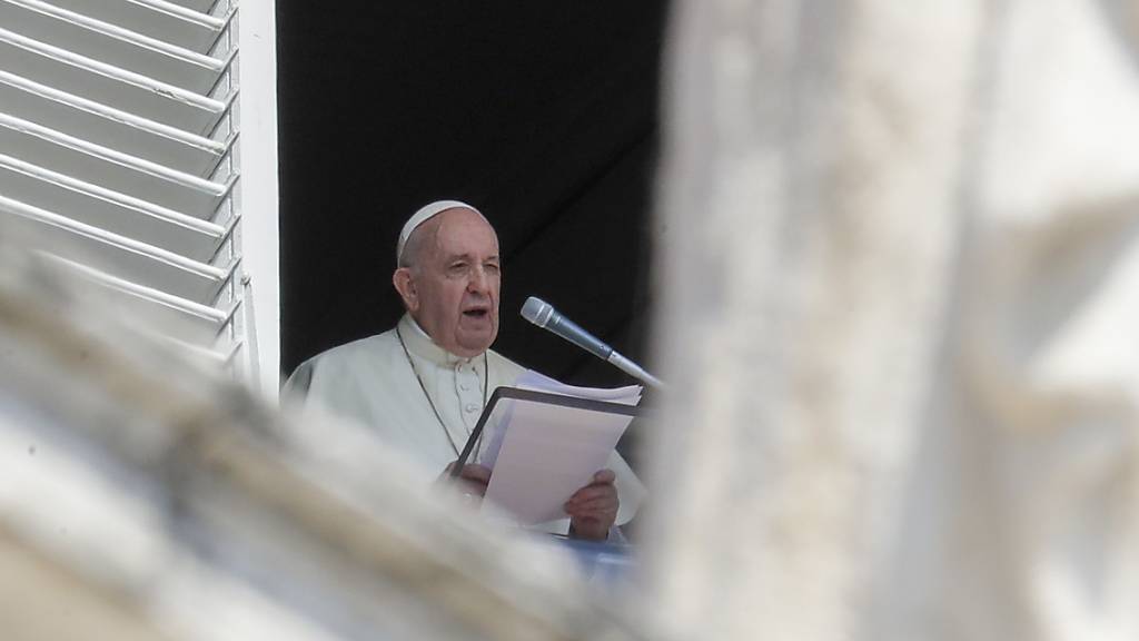 Papst Franziskus steht am Fenster seiner Wohnung im Apostolischen Palast im Vatikan. Foto: Andrew Medichini/AP/dpa