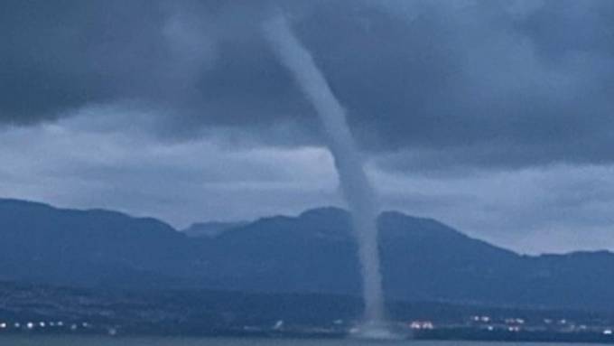 Über dem Genfersee bildete sich eine Wasserhose