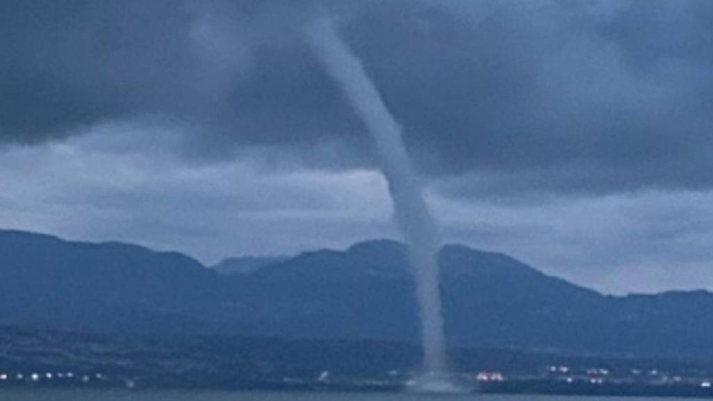 Über dem Genfersee war heute am frühen Morgen eine Wasserhose zu beobachten.