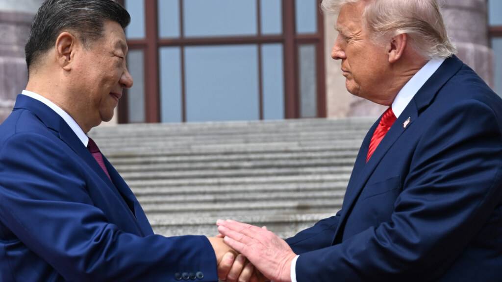 dpatopbilder - Der chinesische Präsident Xi Jinping schüttelt US-Präsident Donald Trump an der Großen Halle des Volkes die Hand. Foto: Kenny Holston/Pool The New York Times/AP/dpa