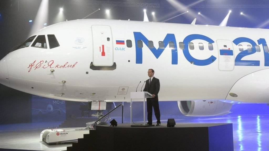 Regierungschef Dmitri Medwedew stellt den neuen Jet als «Stolz der russischen zivilen Luftfahrt» vor.