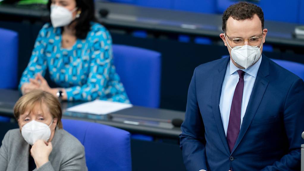 dpatopbilder - Jens Spahn (CDU), Bundesminister für Gesundheit, geht im Bundestag neben Bundeskanzlerin Angela Merkel (CDU) zum Rednerpult. Foto: Kay Nietfeld/dpa