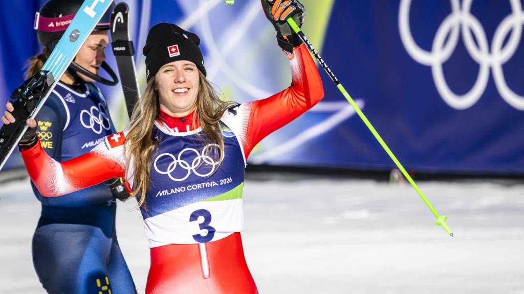 Camille Rast jubelt im Zielraum von Cortina über Slalom-Silber