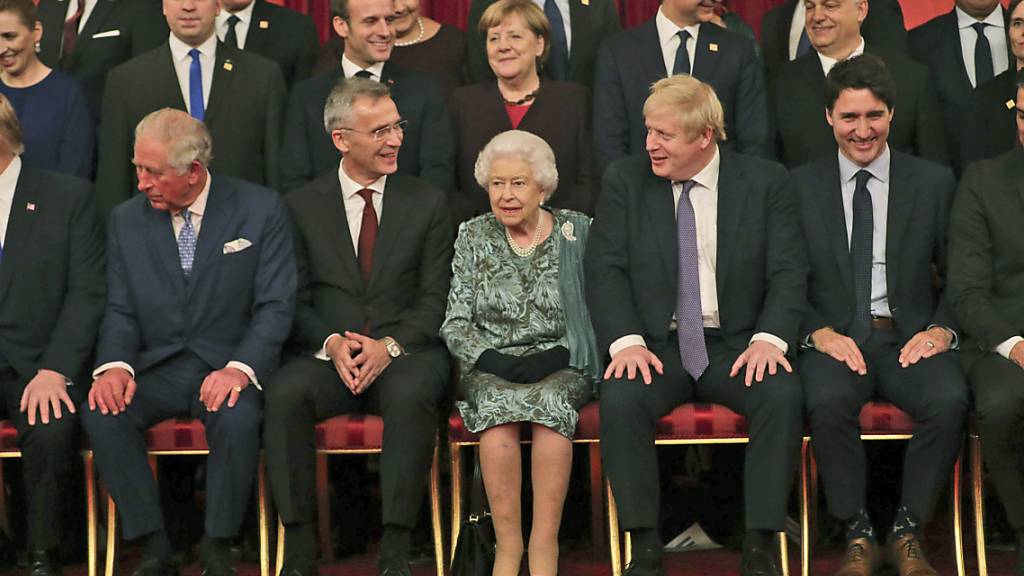 Der Gipfel zum 70. Gründungsjahr der Nato hatte am Dienstagabend mit einem Empfang bei der britischen Königin Elizabeth II. (Mitte) begonnen. Am Mittwoch wollen die Staats- und Regierungschefs unter anderem erstmals eine Haltung gegenüber der aufstrebenden Militärmacht China festlegen.