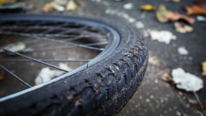 Auto erwischt Fahrrad: Lenker verletzt