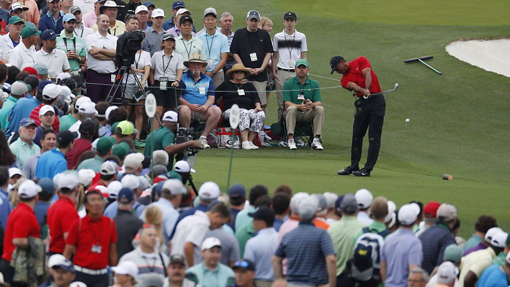 Der Golfstar Tiger Woods inmitten herumziehender Fans - Golf wäre ein Herd der Virusinfektion