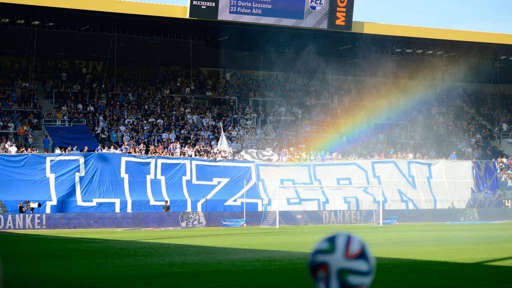 Die Fans feuern den FCL in der swissporarena an.