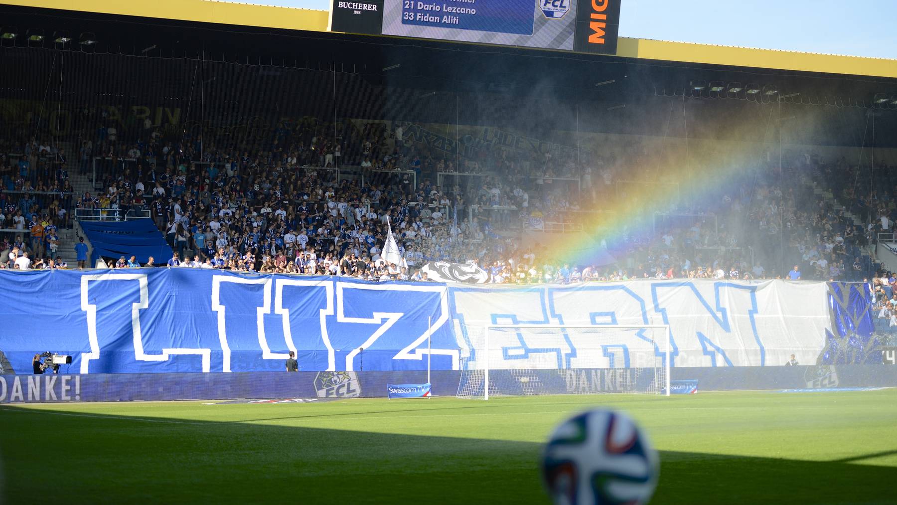 Die Fans feuern den FCL in der swissporarena an.
