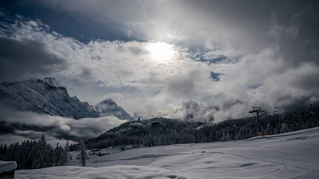 Viel Neuschnee liegt an der Piste im Skigebiet der Tofana in Italien. Dort findet derzeit die Ski alpin Weltmeisterschaft statt. Foto: Michael Kappeler/dpa