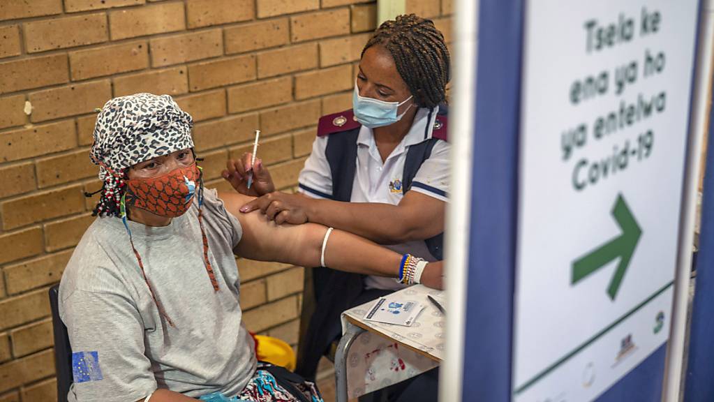 ARCHIV - In Südafrika soll der erste afrikanische mRNA-Impfstoff entwickelt werden. Bisher wurden hier ausländische Vakzine verimpft. Foto: Jerome Delay/AP/dpa