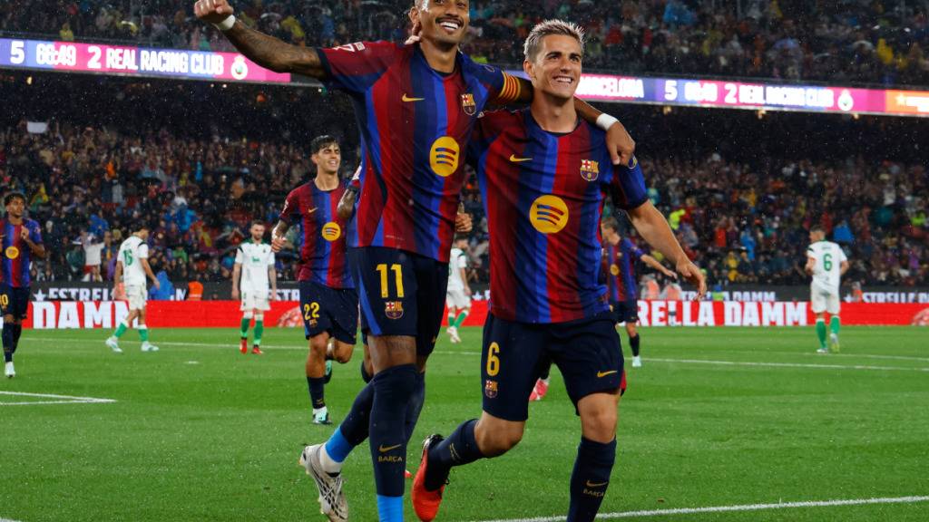 Barcelonas Hattrick-Torschütze Raphinha (links) jubelt über einen seiner drei Treffer gegen Racing Santander