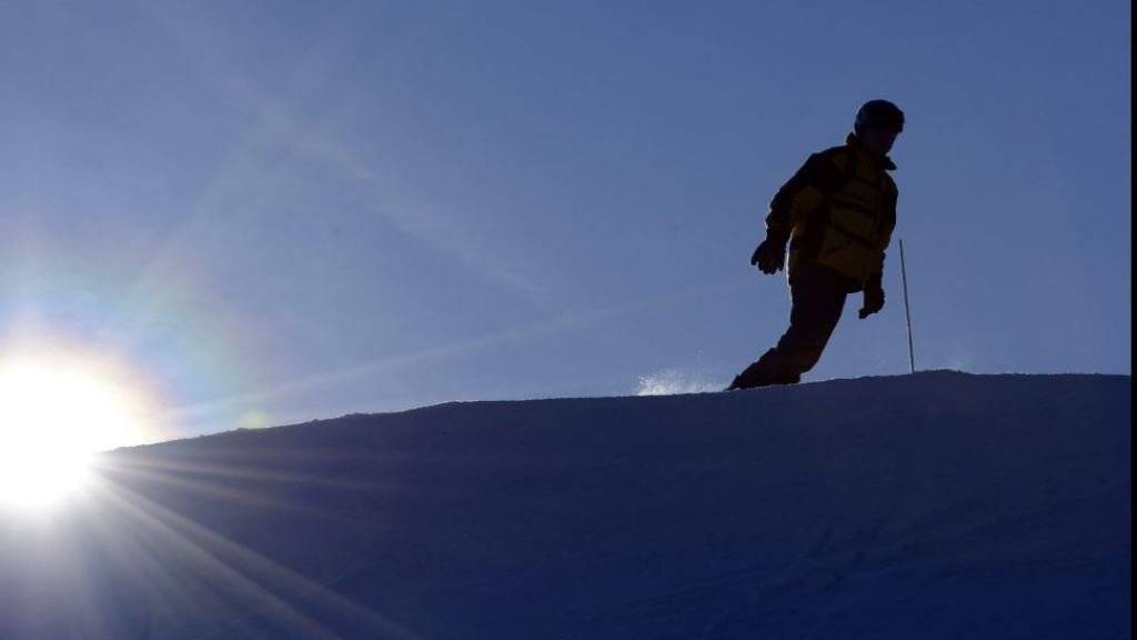 Vom Pech verfolgt: Ein Snowboarder verlor in der Dunkelheit seine Gruppe, seine Brille und stürzte rund 30 Meter ab. (Symbolbild)
