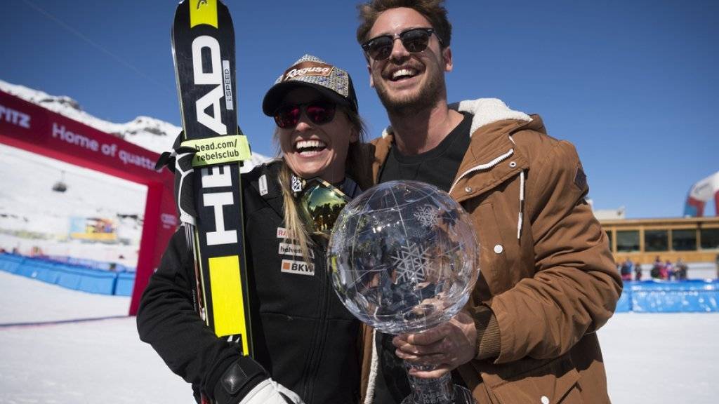 Lara Gut und Bastian Baker feierten am Sonntag in St. Moritz Guts Gesamtweltcup-Sieg. Ob die beiden ein Paar sind? Das Gerücht hält sich hartnäckig.