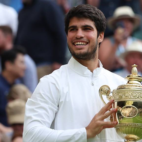 Carlos Alcaraz schlägt Novak Djokovic und gewinnt den Wimbledon-Final