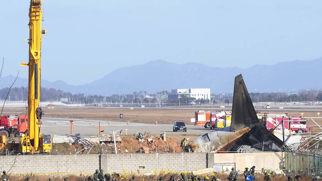 Soldaten der südkoreanischen Armee arbeiten nach einem Flugzeugabsturz außerhalb des internationalen Flughafens Muan. Foto: Ahn Young-joon/AP/dpa