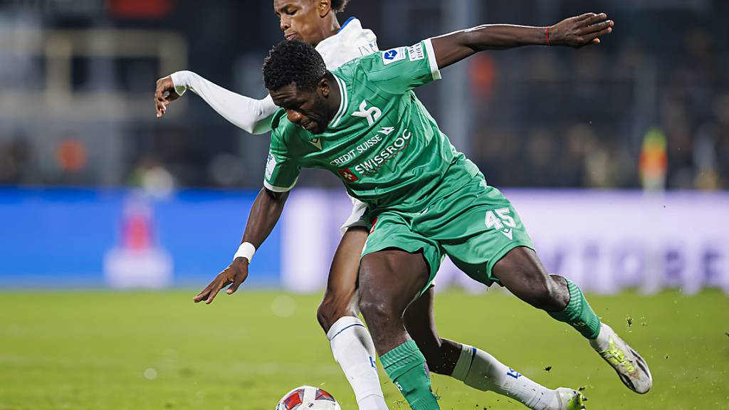 Yverdons Samuel Gouet (vorne) und Alvyn Sanches schenken sich nichts