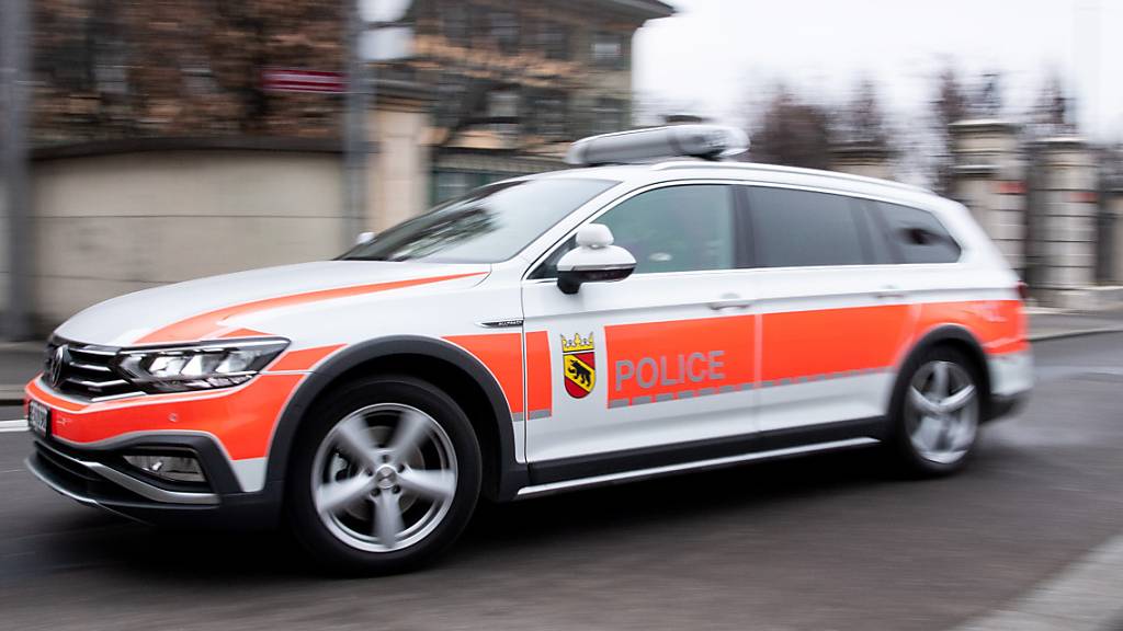 Fahrzeug der Kantonspolizei Bern im Einsatz. © KEYSTONE/Peter Schneider