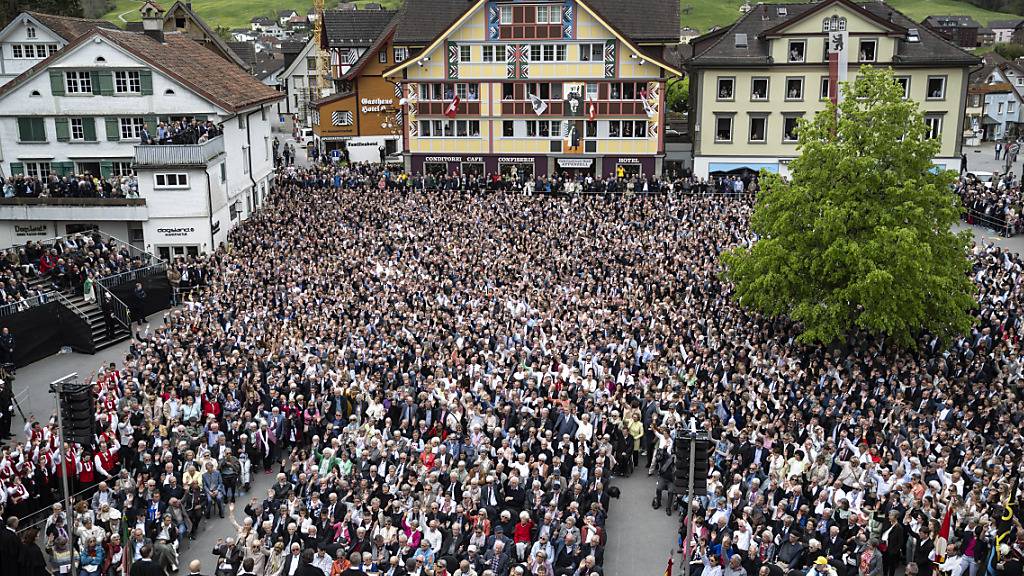 Die Stimmberechtigen an der Landsgemeinde in Appenzell genehmigten die totalrevidierte Kantonsverfassung.