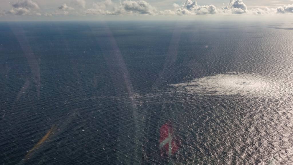 ARCHIV - Das vom dänischen Verteidigungskommando zur Verfügung gestellte Foto zeigt das Nord Stream 2-Gasleck in der Nähe von Bornholm. Foto: Danish Defence Command/dpa - ACHTUNG: Nur zur redaktionellen Verwendung im Zusammenhang mit der aktuellen Berichterstattung und nur mit vollständiger Nennung des vorstehenden Credits