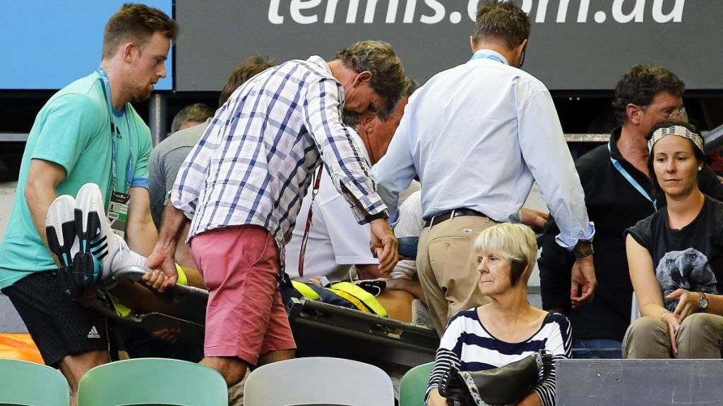 Zwischenfall: Nigel Sears, der Schwiegervater von Andy Murray, wird mit einer Bahre aus dem Stadion gebracht