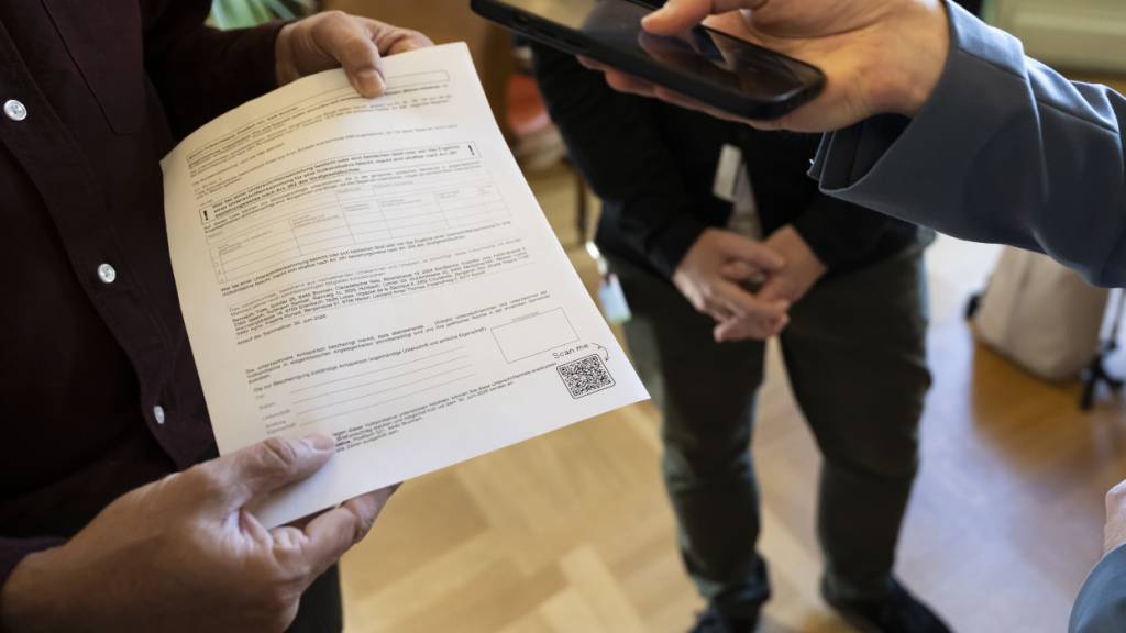 Unterschriftenbogen für eine Volksinitiative: Die parlamentarische Oberaufsicht kritisiert den Umgang der Bundeskanzlei mit dem sogenannten Unterschriftenbschiss. (Themenbild)