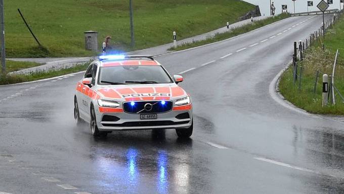 Motorradfahrer schwer verletzt – Autofahrer fährt davon